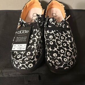 Women’s size 10 hey dudes